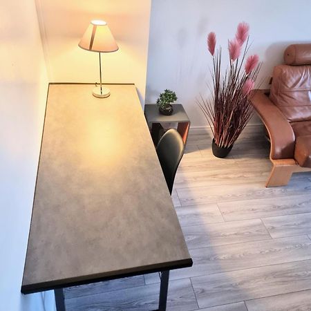 5 appartements indépendants situés à mi-chemin entre le Vieux Port et le Pont de l île de Ré La Rochelle  Exterior foto