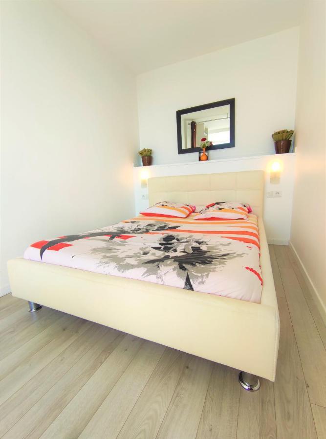 5 appartements indépendants situés à mi-chemin entre le Vieux Port et le Pont de l île de Ré La Rochelle  Exterior foto
