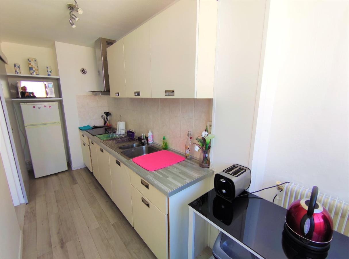 5 appartements indépendants situés à mi-chemin entre le Vieux Port et le Pont de l île de Ré La Rochelle  Exterior foto