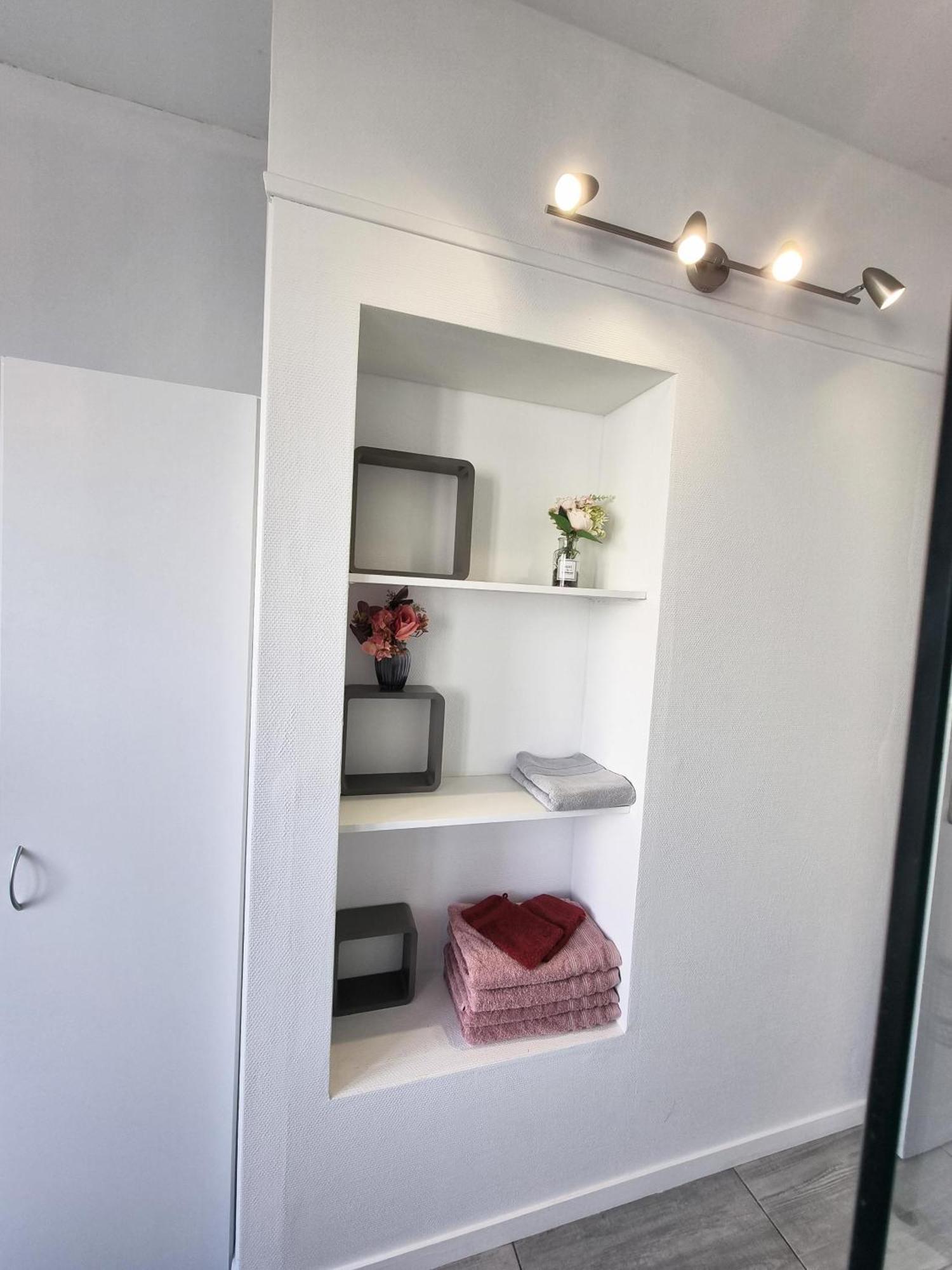 5 appartements indépendants situés à mi-chemin entre le Vieux Port et le Pont de l île de Ré La Rochelle  Exterior foto