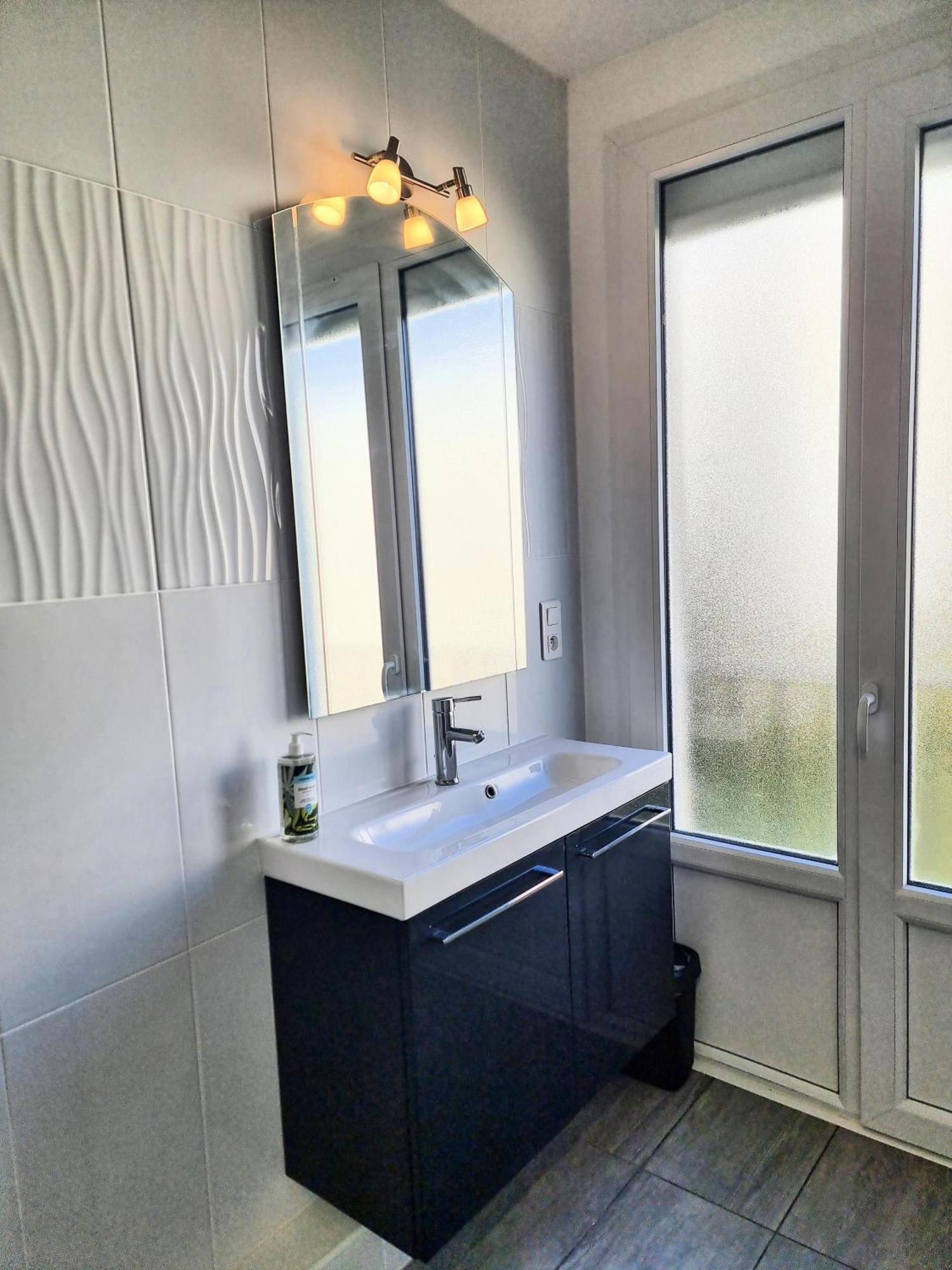 5 appartements indépendants situés à mi-chemin entre le Vieux Port et le Pont de l île de Ré La Rochelle  Exterior foto